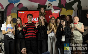 Стендап от новичков до профи: молодежь Волжского развеселили «Голоса в голове»