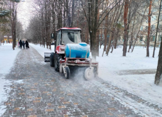 17 спецмашин и 50 рабочих расчищают снег на улицах Волжского