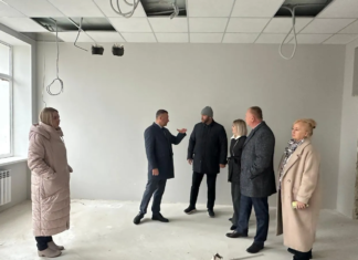 В планах сдать до конца 2025 года: в Волжском депутаты и вице-мэр проинспектировали ход ремонта в школах № 13 и 32