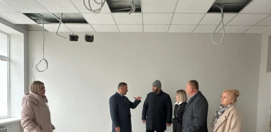 В планах сдать до конца 2025 года: в Волжском депутаты и вице-мэр проинспектировали ход ремонта в школах № 13 и 32