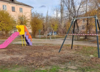 В 4-х дворах Волжского монтируют новые детские площадки
