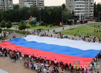 День России в Волжском отметили концертом и флэшмобом