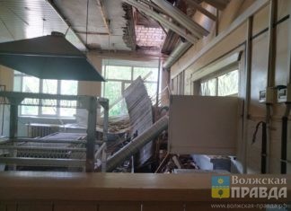 «Плиты чудом остались целыми»: в школьном пищеблоке в Волжском разбирают завалы