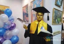 Апельсины радости и искусство будущего: в Волжском открылся студенческий вернисаж