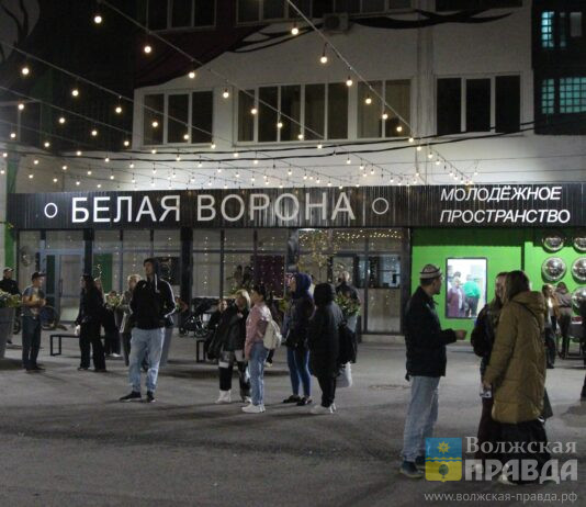 Ведьма, самураи и глинтвейн: в Волжском отметили годовщину «Белой вороны» и «Гаража»