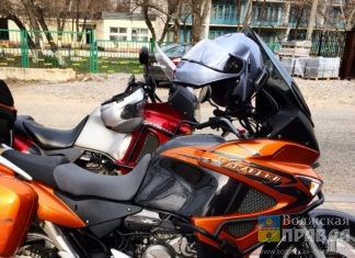 Участники мотокросса «Битва на Волге» осваивают трассу в парке «Волжский»