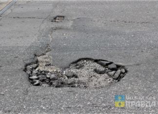Волжане просят у предпринимателей помочь в обустройстве дороги и парковки у рынка «Эконом и Я»