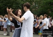 Хали-гали и самолётики: в Волжском последний звонок прозвучал для 4 500 выпускников