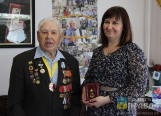 Заслуженному первостроителю вручили памятный знак «За вклад в развитие города Волжского»