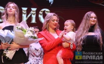 Голова лошади и платье из шаров: 5 корон «Миссис Волжский 2025» нашли своих обладательниц