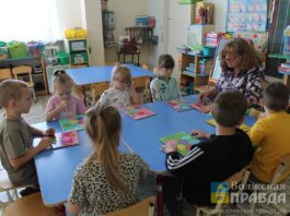В детских садах Волжского рисуют песком, создают мультики и изучают казачью культуру