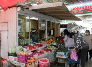 Эксперты изъяли с прилавков почти 40 кг некачественных овощей и фруктов овощи на рынке