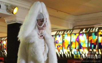 Утюги, боа и цепи: на подиум в Волжском поднимались акушер, флорист и блогер