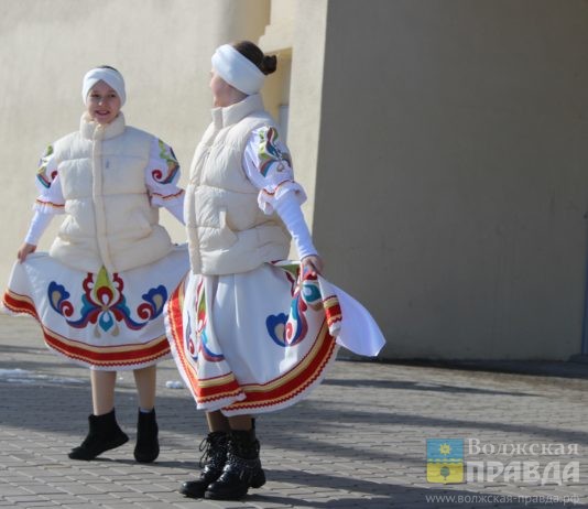 Солёные бусы и улыбчивое чучело: в Волжском у «Юности» сожгли Масленицу и вытолкали зиму