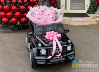 Букет в виде мяча и цветы в форме джинсов: какие фантазии воплощают флористы Волжского?