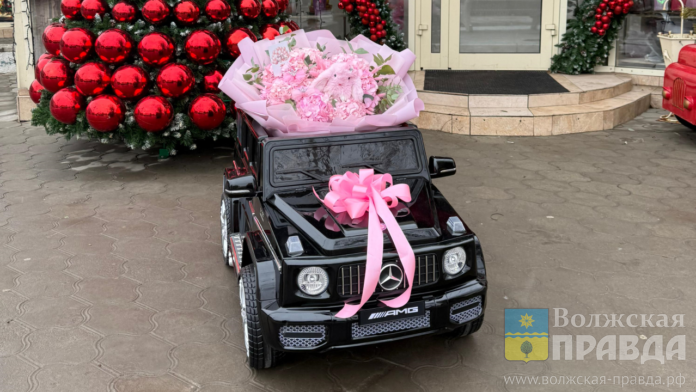 Мини мерседес бенц с букетом