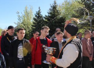 В Волжском торжественно проводили в армию первых призывников 2023 года