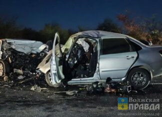 Под Волгоградом в лобовом ДТП раздавило троих человек, двое «тяжёлые»