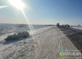 Врачи борются за жизнь автоледи: на трассе под Волгоградом женщина врезалась в «Ладу Весту», затем в «КамАЗ» и вылетела в кювет