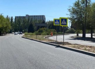 В Волжском на улице Карбышева укладывают асфальт