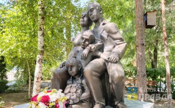 В День города в Волжском торжественно открыли памятник семье