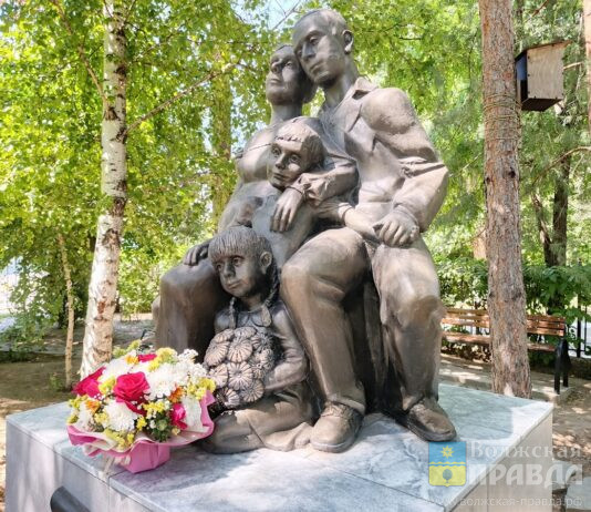В День города в Волжском торжественно открыли памятник семье