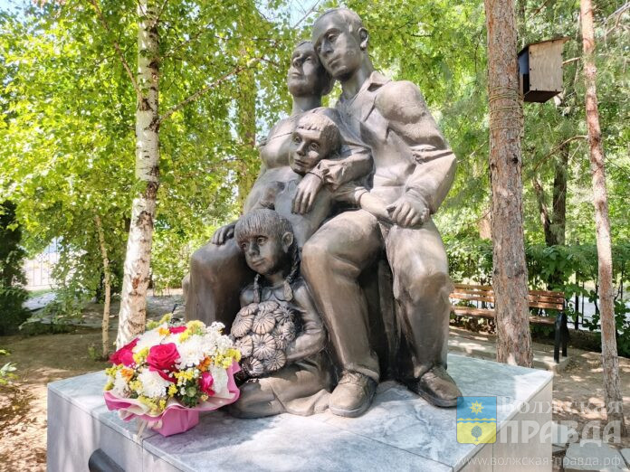 карпов-памятник-семья-лк (2)