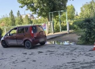 У входа в лицей: в Волжском 30-летняя автоледи сбила 8-летнюю девочку