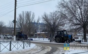 Уберите машины с обочин: коммунальная техника Волжского работает непрерывно