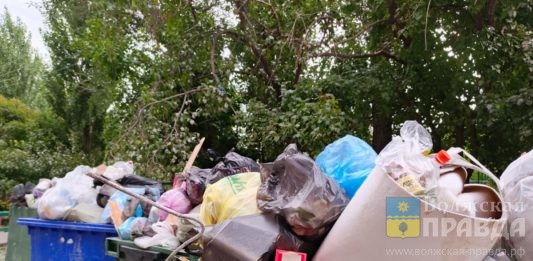 В Волжском жильцы заставили УК привести в порядок мусорную площадку