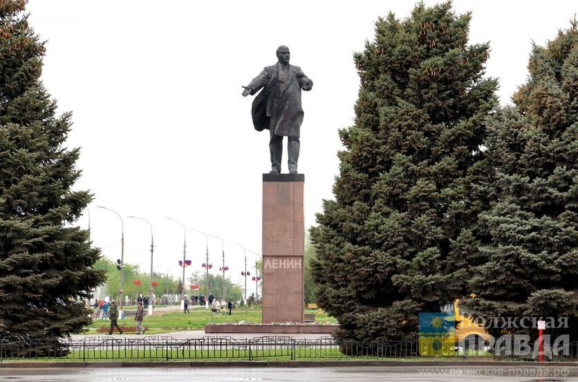 Волжск ленина. Памятник Ленину Волжский. Площадь Ленина памятник Волжский. Памятники на площади Ленина в Волжском. Город Волжский памятник Ленина.