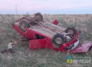 Без капота, колёсами вверх: под Волжским на «семёрке» опрокинулись парень с юной подружкой