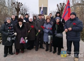 В Волжском возложили цветы к памятнику Федору Логинову