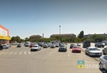 Задом, на «семёрке»: в Волжском на парковке у «Магнита» пенсионер сбил женщину