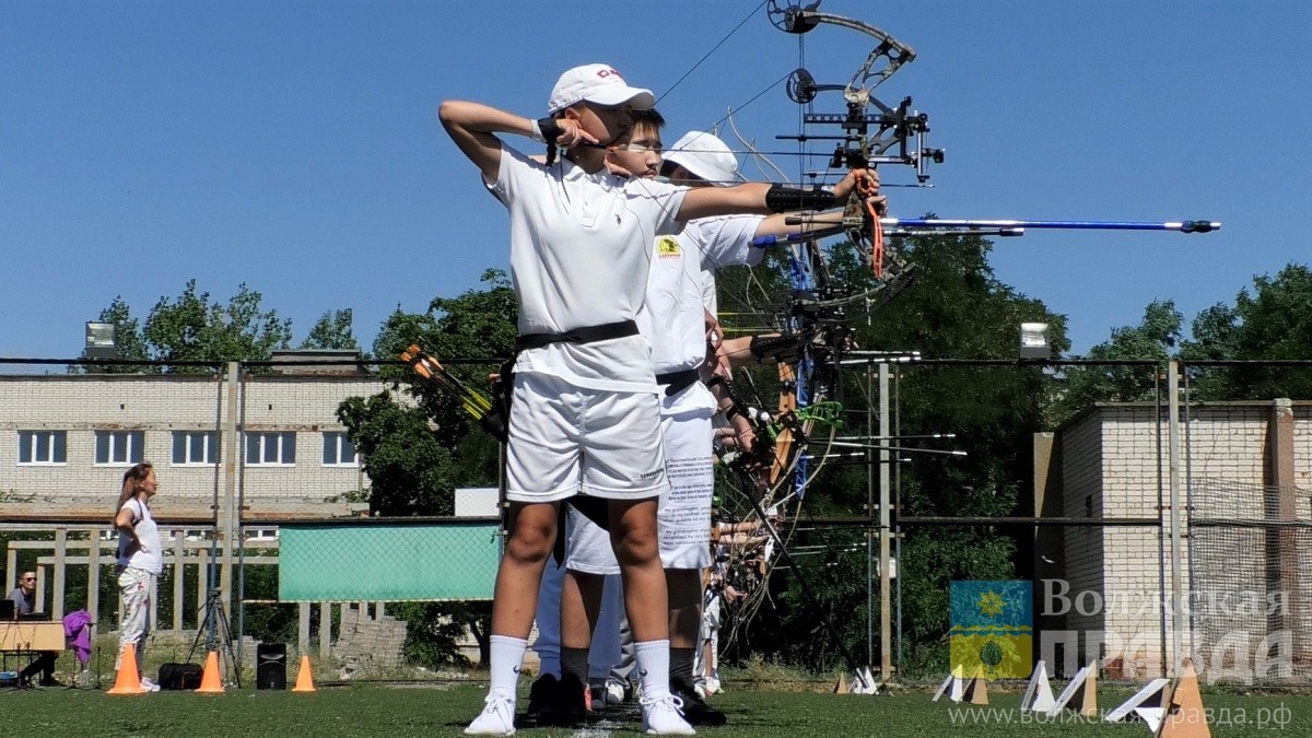 Волжские Робин Гуды стреляли из лука в честь Дня города | Новости Волжского  - Волжская правда