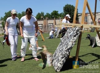 В Волжском драматическом театре поставили новогодний спектакль о битве за урожай