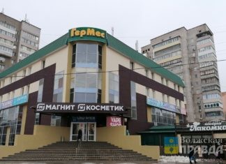 Вывески на фасадах на центральных улицах Волжского приводят к единообразию