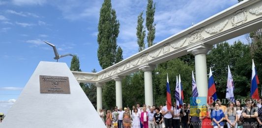 В Волжском на треть обновили сквер Первостроителей