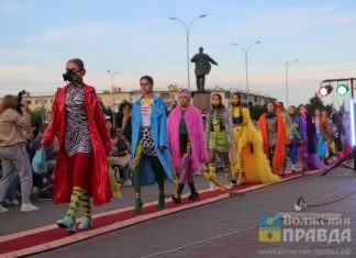 В Волжском зрителей Фэшн-парада удивили модели в респираторах и народных костюмах
