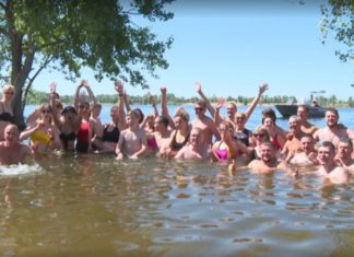 В Волжском «моржи» закрыли купальный сезон на Ахтубе