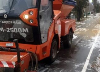 В Волжском за сутки израсходовали 130 тонн песко-соляной смеси