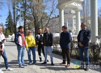 В Волжском общественники проверили ход ремонта мемориала первостроителям
