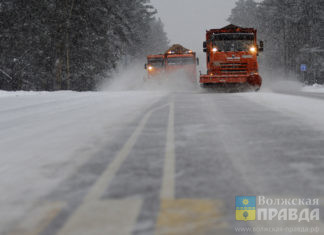 В Волжском обработано противогололедными материалами 195 км дорог