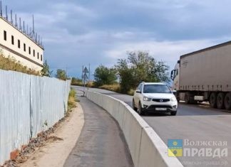 В Волжском дорога к причалу обрастает ограждением