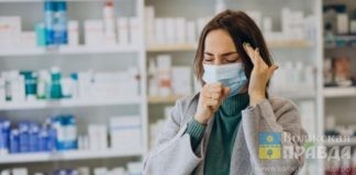 Женщина в маске спасается от коронавируса