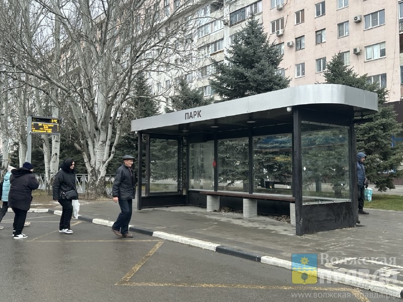 Оснащённые датчиком «день-ночь» и видеорегистратором: как в Волжском новые остановочные площадки помогут экономить и бороться с вандалами