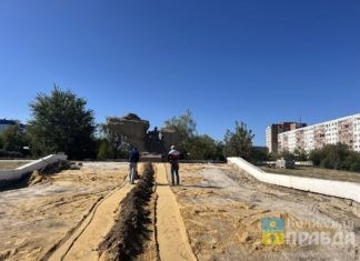 В Волжском благоустраивают территорию у памятника Воинам-интернационалистам