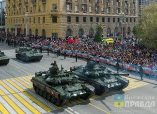 Торжественный марш, техника и авиация: в Волгограде состоялся парад