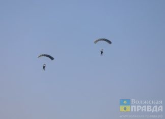 Разведчики под Волгоградом отрабатывают воздушное десантирование