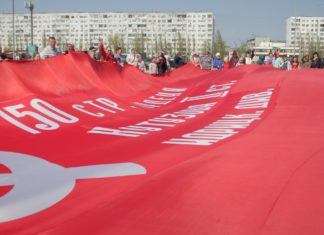 После субботника в парке Солнечный волжане развернули знамя Победы